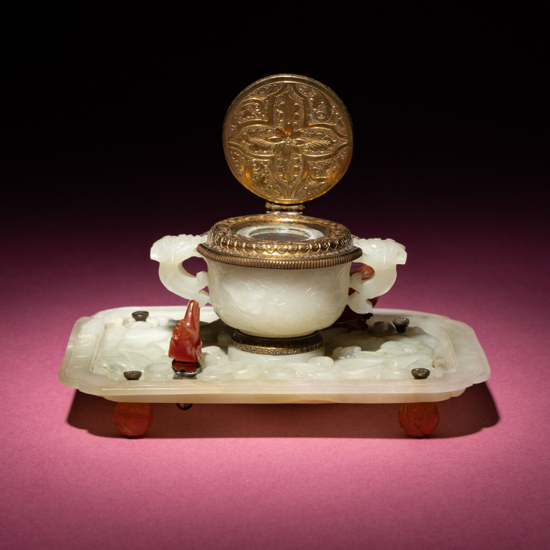 晚清-民國 青白玉刻龍紋杯碟改墨水瓶 | A Chinese Carved Pale Celadon Jade Cup and Stand Mounted as an Inkwell, 19th-20th Century - 图3