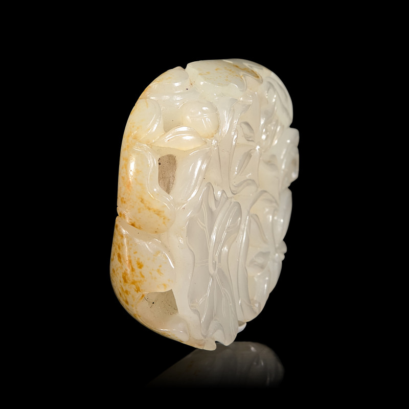 清中期 白玉帶皮鏤雕蓮塘荷葉佩 | A Chinese White and Russet Jade 'Lotus' Pendant, 18th/19th Century - 图4
