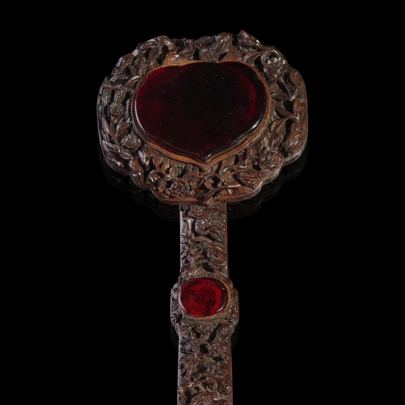 清晚期 紅木雕花三鑲琥珀料如意及相冊三簿 | A Chinese Amber Glass-Inset Carved Wood Ruyi Scepter and Stand, with Three Photo Albums, Late 19th-Early 20th Century - 图3