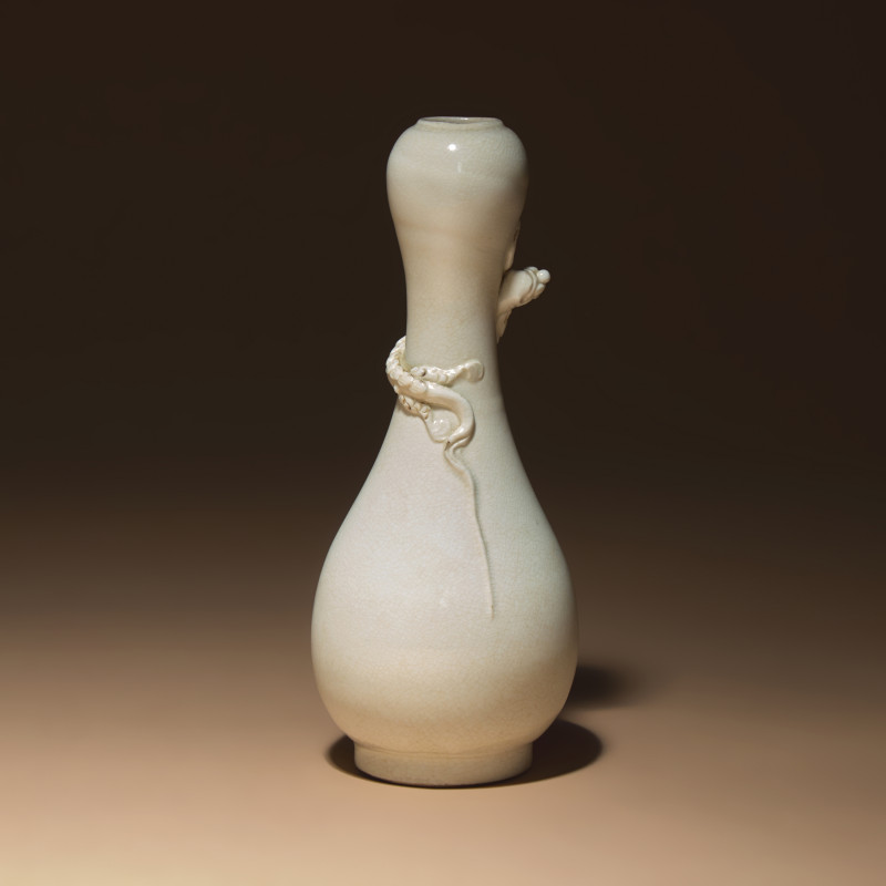 清 白釉盤螭龍瓶 | A Chinese White Glazed Porcelain 'Chilong' Bottle Vase, Qing Dynasty - 图2