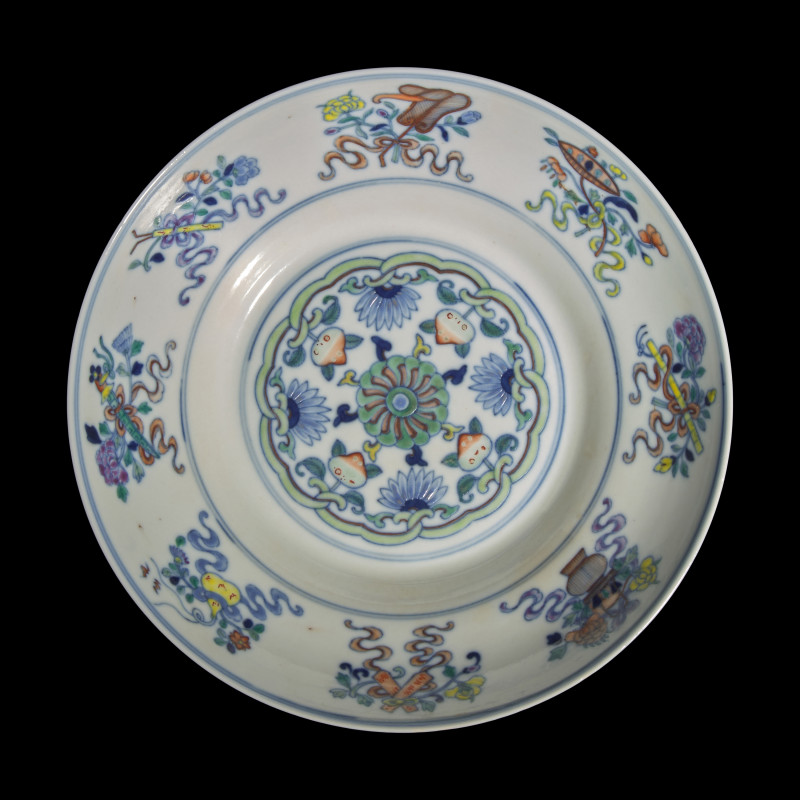 清光緒 斗彩暗八仙折腰盤 | A Chinese Doucai 'Eight Immortals' Porcelain Bowl, Guangxu Mark and of the Period