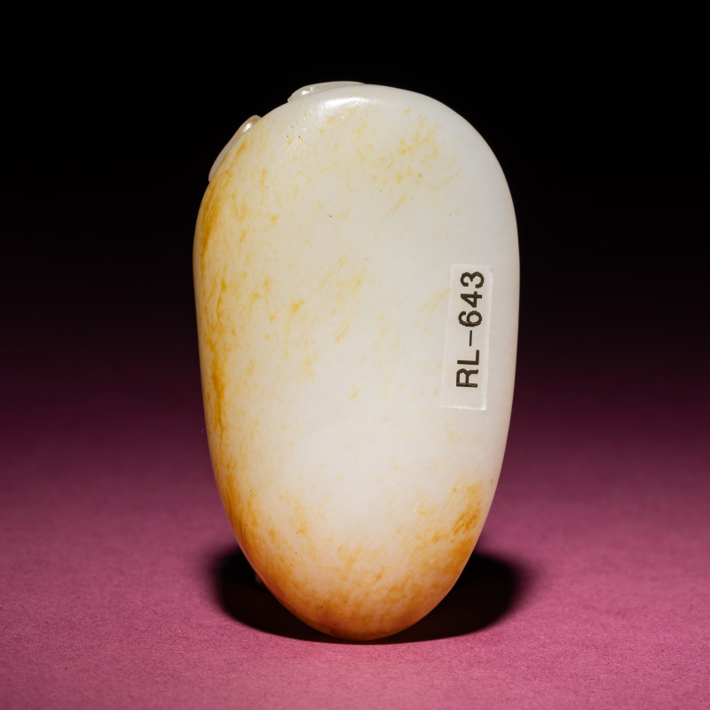 清中期 白玉留皮螭龍紋佩 | A Chinese Russet and White Jade 'Chilong' Pendant, 18th/19th Century - 图2