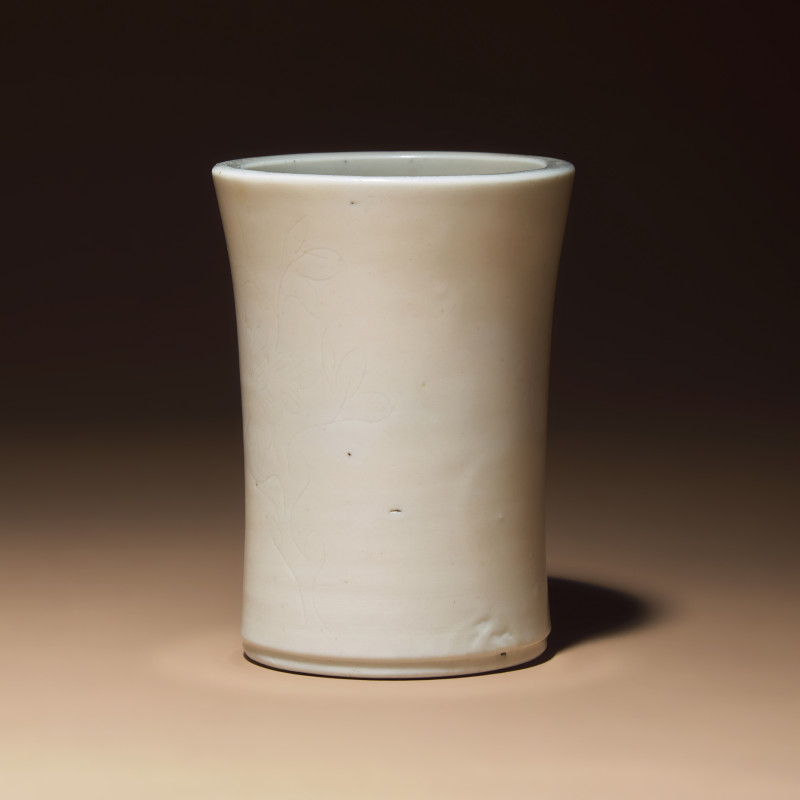 清早期 德化白瓷暗刻花卉紋筆筒 | A Chinese Incised Blanc-de-Chine Porcelain Brushpot, Bitong, 17th-18th Century - 图4