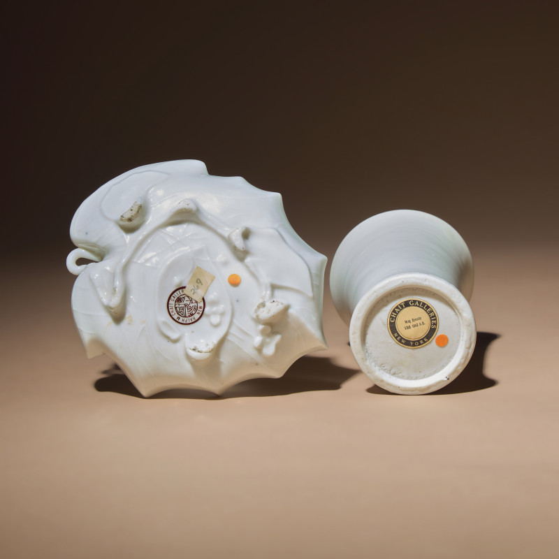 明末清初 德化白瓷筆筒及葉形筆洗 | A Chinese Blanc-de-Chine Porcelain Brush Pot, Bitong, and a Leaf-Form Washer, 17th-18th Century - 图2