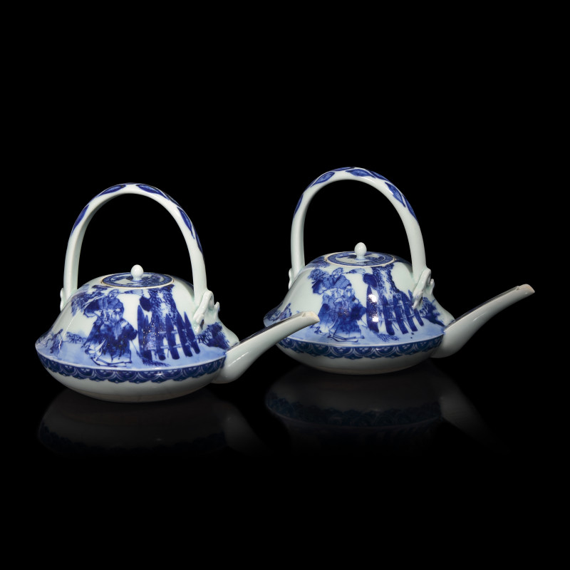 日本江戶-明治時代 平戶燒青花酒壺兩支 | A Pair of Japanese Hirado Blue and White Sake Pots, Late Edo to Meiji Period