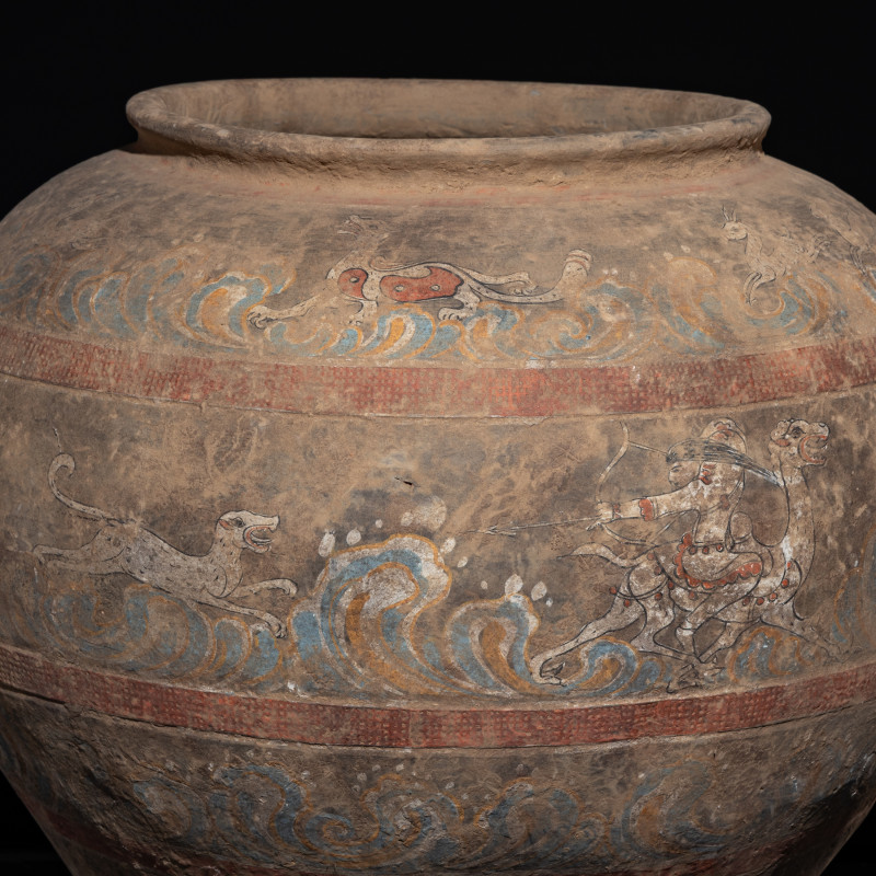 漢 灰陶彩繪狩獵圖大罐 | A Chinese Painted Pottery 'Mythical Beast' Jar, Han Dynasty - 图6