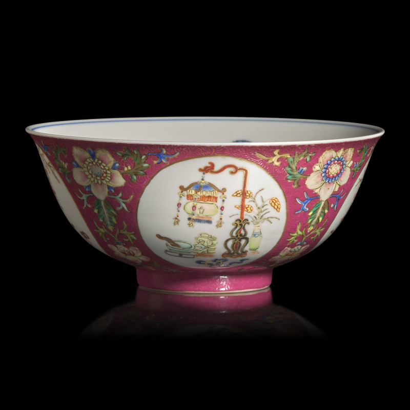 清道光 內青花外粉彩軋道胭脂紅地開光五穀豐登博古紋碗 | A Chinese Famille-Rose Ruby-Ground Sgraffito 'Medallion' Bowl, Daoguang Mark and of the Period