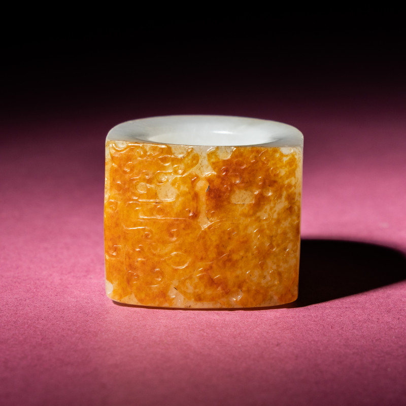 清中期 白玉留皮饕餮螭龍紋扳指 | A Chinese Russet and White Jade 'Taotie and Chilong' Archer's Ring, 18th Century - 图3
