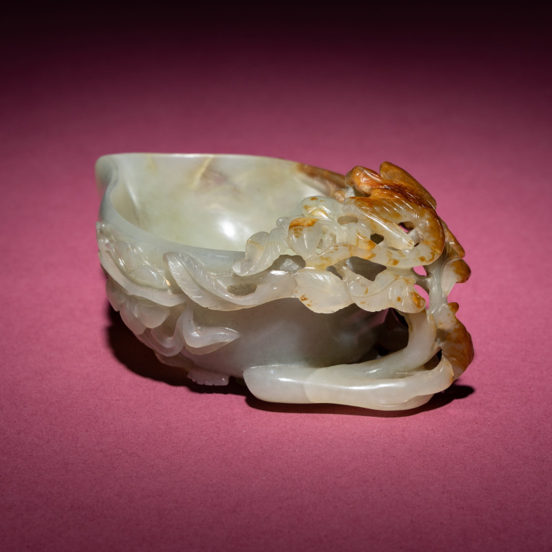 清晚期 青白玉帶皮喜上眉梢桃形杯 | A Chinese Russet and Celadon Jade ‘Magpie and Plum Blossoms’ Peach-Form Coupe, 19th Century - 图3