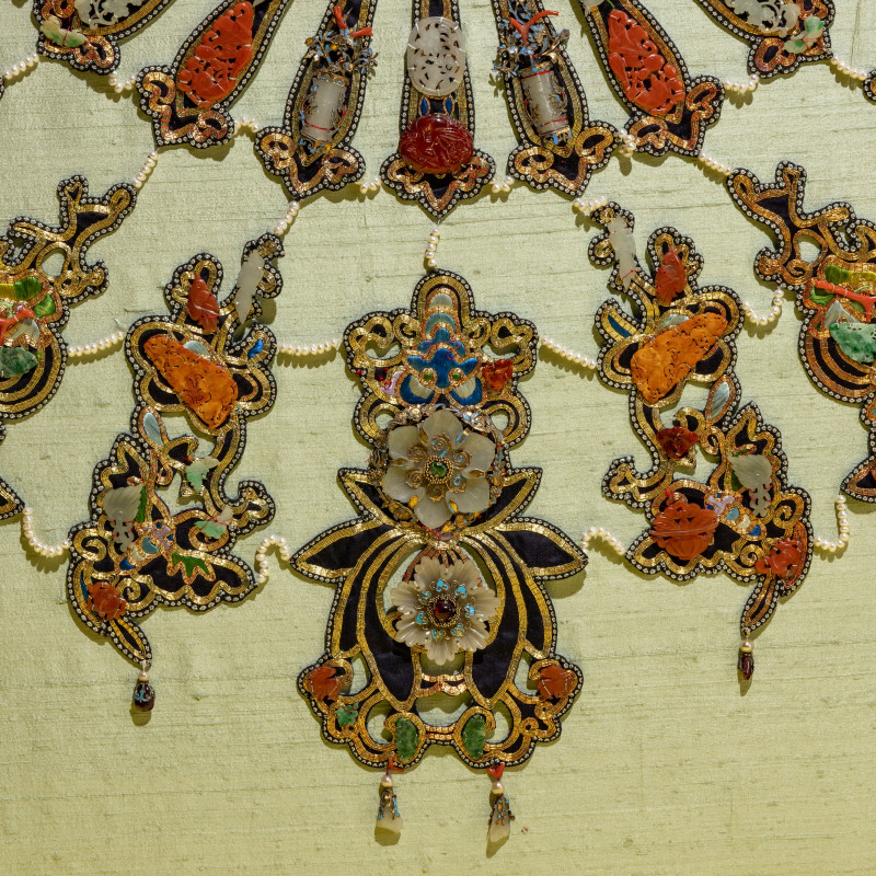 清晚期 盤金綉點翠鑲玉嵌寳珠珞云肩（附原盒） | A Rare Chinese Jade and Hardstone Embellished Collar with Box, Yunjian, Late Qing Dynasty - 图5
