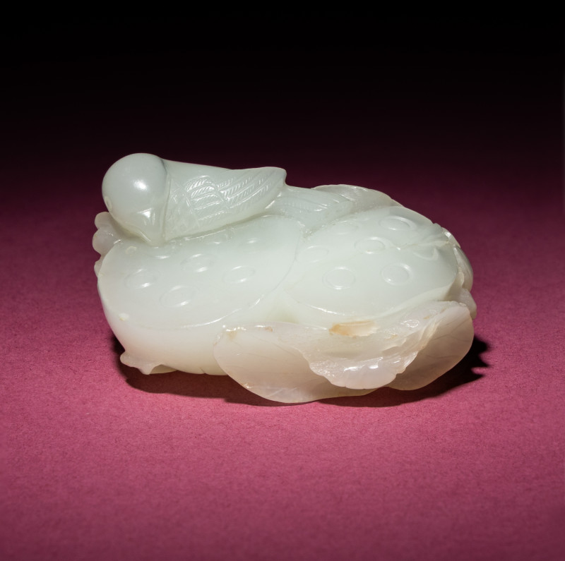 清中期 白玉雙蓮子把件 | A Chinese White Jade Carving of Double Lotus Pods, 18th/19th Century - 图5