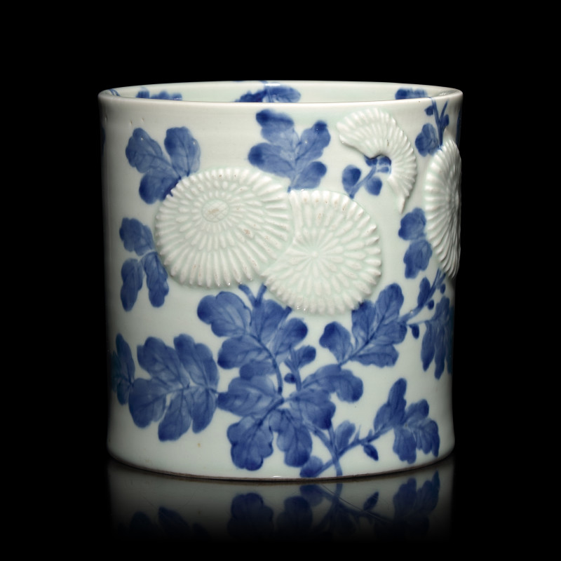 日本江戶-明治時代 平戶燒青花菊花圖筆筒 | A Japanese Hirado Blue and White Porcelain ' Kiku' Brush Pot, 19th Century - 图2