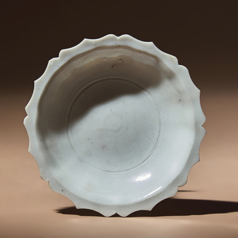明晚期 德化白瓷花口碟 | A Chinese Blanc-de-Chine Porcelain Floriform Dish, Late Ming Dynasty - 图1