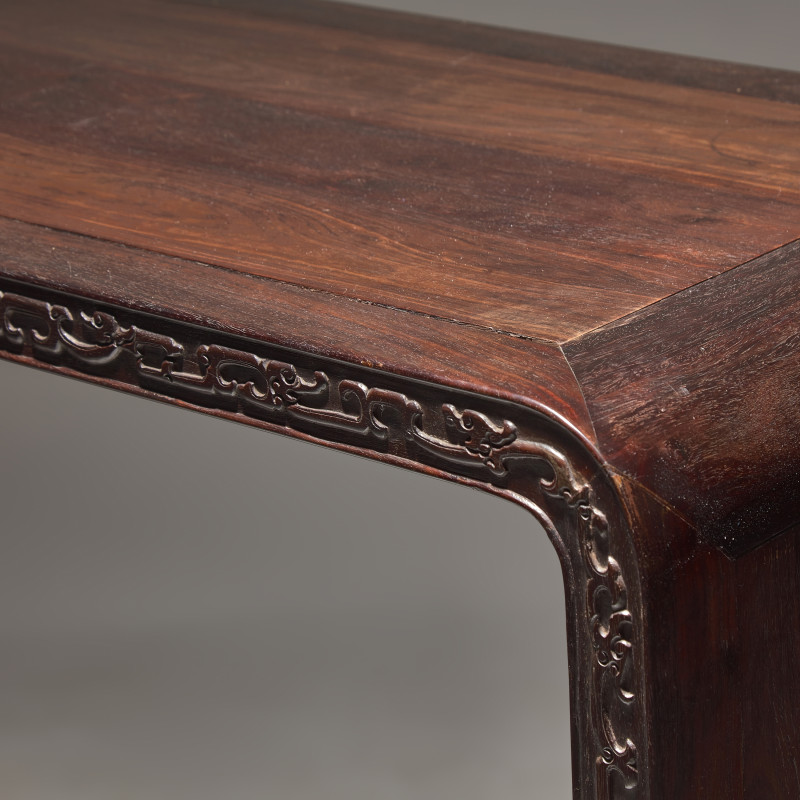 紫檀及硬木夔龍紋下卷式小條案 | A Chinese Zitan and Hardwood Scroll-Form Altar Table - 图4