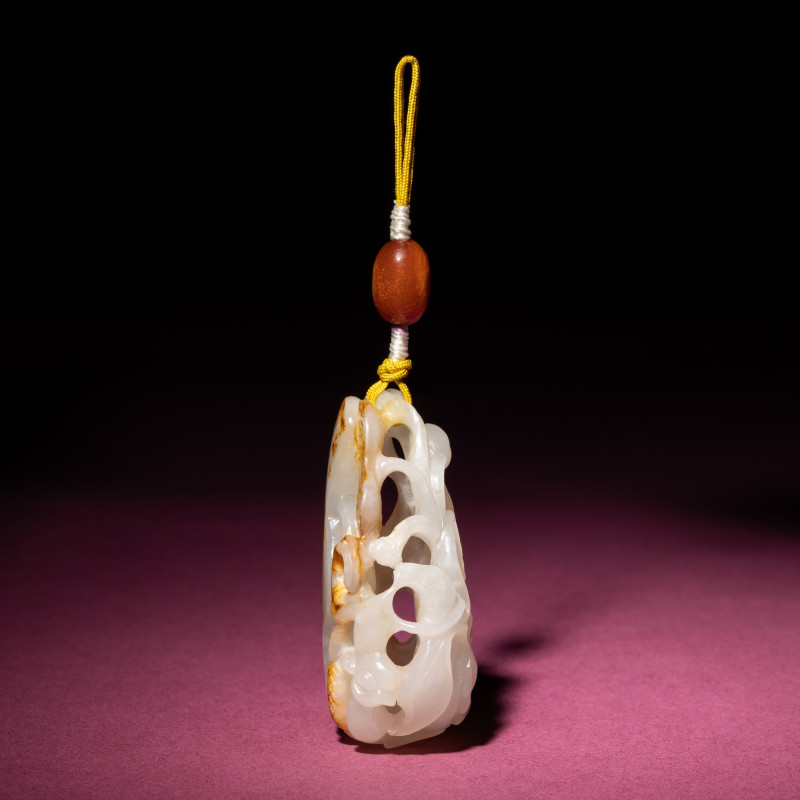 清中期 白玉帶皮鏤雕蓮紋佩 | A Chinese Russet and White Jade Reticulated 'Lotus' Pendant, 18th/19th Century - 图4