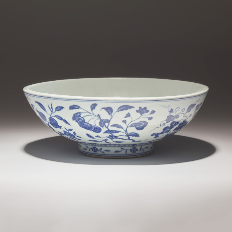 明宣德 青花折枝瑞果紋大骰子盌 | A Rare and Large Chinese Blue and White Porcelain 'Fruit and Flower' Bowl, Xuande Mark and Period - 图2