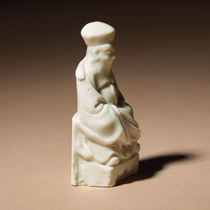 清早期 德化白瓷文官坐像 | A Chinese Blanc-de-Chine Porcelain Seated Figure of a Dignitary, 17th Century - 图4