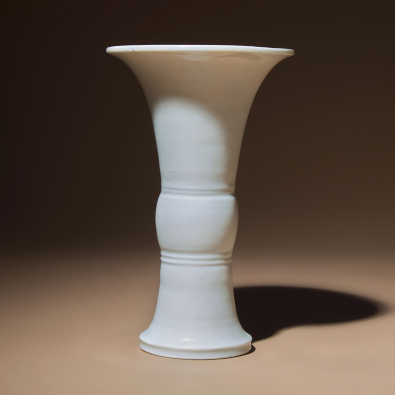 明晚期 德化白瓷觚 | A Chinese Blanc-de-Chine Porcelain Gu Vase, Late Ming Dynasty, First Half of 17th Century - 图2