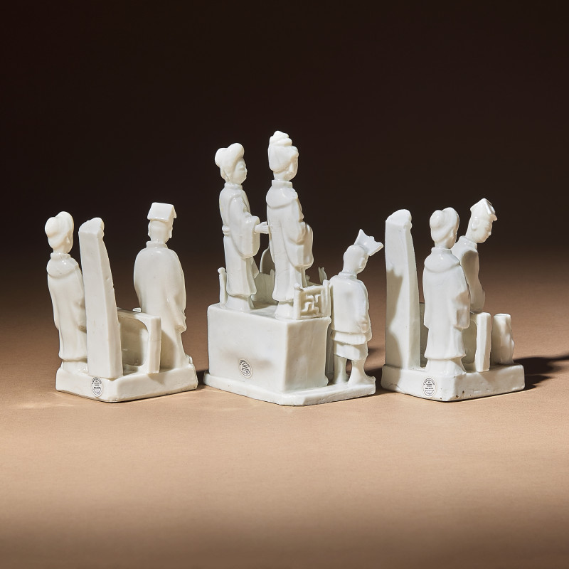 清早期 德化白瓷塑人像香插三件 | Three Chinese Blanc-de-Chine Porcelain Figural Group-Form Joss-Stick Holders, 17th Century - 图4