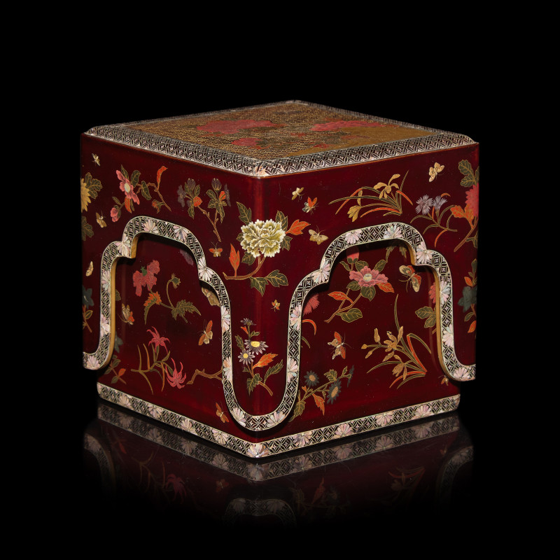 日本江戶時代 朱漆描金嵌螺鈿蓋盒 | An Unusual Japanese Lacquer Box and Cover, Edo Period, 18th/Early 19th Century