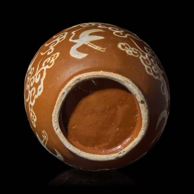 明嘉靖/萬曆 紫金釉云鹤纹罐 | A Chinese White Slip Decorated Persimmon Ground Porcelain Jar, Ming Dynasty, Jiajing/Wanli Period - 图2