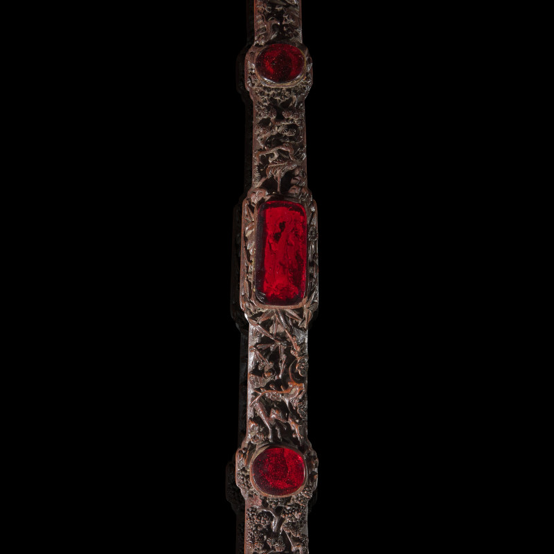 清晚期 紅木雕花三鑲琥珀料如意及相冊三簿 | A Chinese Amber Glass-Inset Carved Wood Ruyi Scepter and Stand, with Three Photo Albums, Late 19th-Early 20th Century - 图4