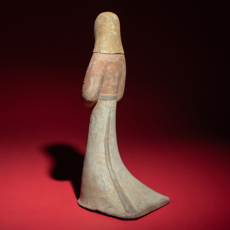 漢 大型灰陶彩繪風帽喇叭裙女俑 | A Large Chinese Painted Pottery Standing Lady Wearing a Hood, Han Dynasty - 图2