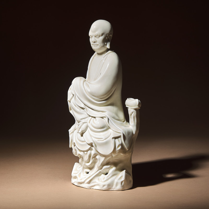 清 何朝宗款“隻履西歸”德化白瓷達摩坐像 | A Chinese Blanc-de-Chine Porcelain Seated Figure of Damo with 'He Chaozong' Mark, Qing Dynasty - 图2