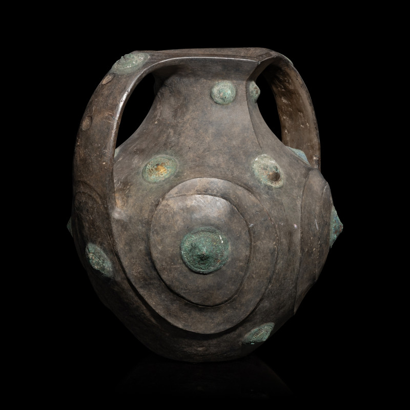 西漢 黑陶嵌铜泡钉双耳壶 | A Chinese Grey Pottery Amphora with Metal Boss Appliques, Western Han Dynasty - 图4