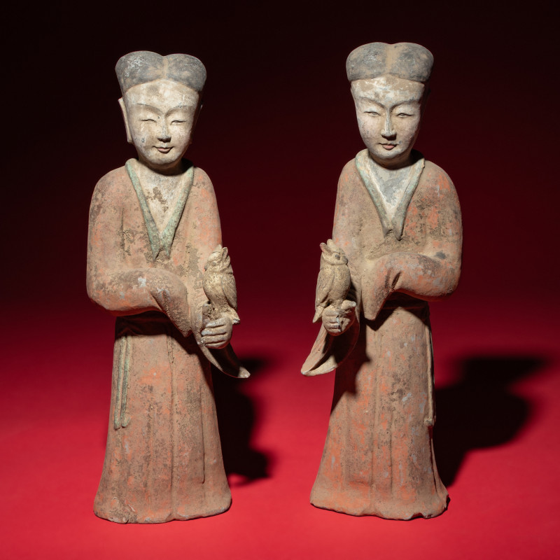 漢 灰陶彩繪持鷹女俑一對 | A Pair of Chinese Painted Grey Pottery Ladies with Owls, Han Dynasty - 图1