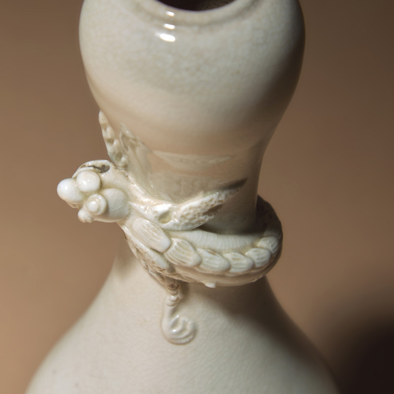 清 白釉盤螭龍瓶 | A Chinese White Glazed Porcelain 'Chilong' Bottle Vase, Qing Dynasty - 图3