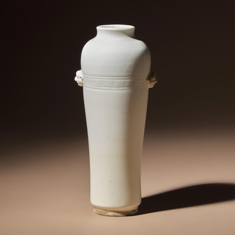 清早期 德化白瓷雙輔首耳弦紋筒瓶 | A Chinese Blanc-de-Chine Porcelain Sleeve Vase, 17th-18th Century - 图1