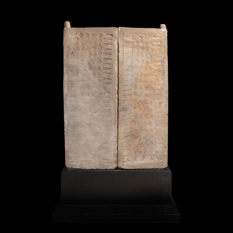 漢 铺首衔环空心磚墓門一对 | A Pair of Large Chinese Grey Tile Tomb Doors, Han Dynasty - 图5