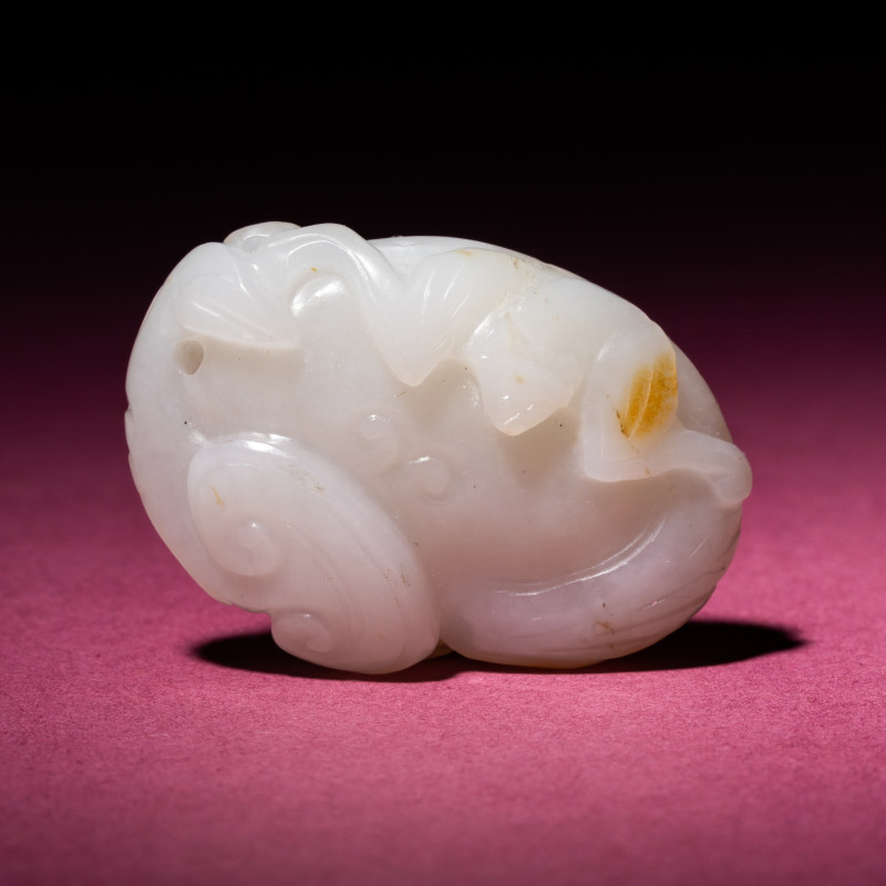 清中期 白玉留皮靈芝福壽佩 | A Small Chinese Russet and Jade 'Bat and Lingzhi' Carving, 18th/19th Century - 图3