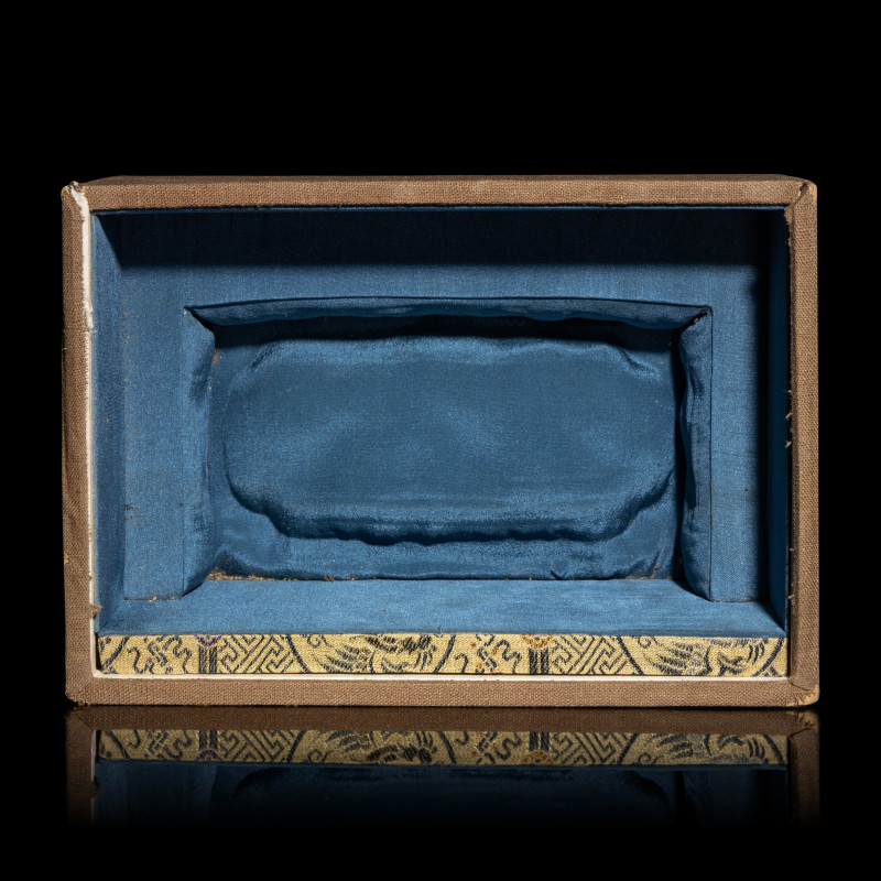 清中期 斗彩五福捧壽長方盒 | A Chinese Doucai Porcelain 'Bats and Clouds' Box and Cover, 18th Century - 图11