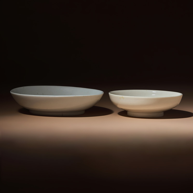 明 德化白瓷圈足盤兩件 | Two Chinese Blanc-de-Chine Porcelain Shallow Bowls, Ming Dynasty - 图4