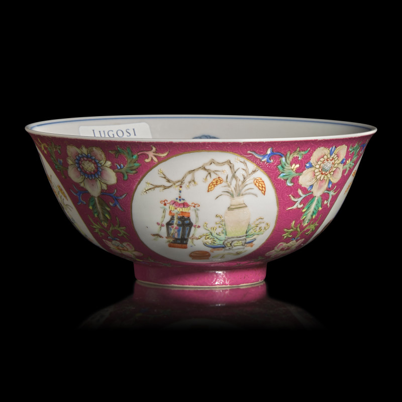 清道光 內青花外粉彩軋道胭脂紅地開光五穀豐登博古紋碗 | A Chinese Famille-Rose Ruby-Ground Sgraffito 'Medallion' Bowl, Daoguang Mark and of the Period - 图2