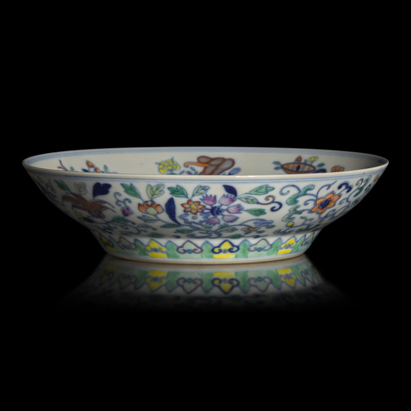 清光緒 斗彩暗八仙折腰盤 | A Chinese Doucai 'Eight Immortals' Porcelain Bowl, Guangxu Mark and of the Period - 图2