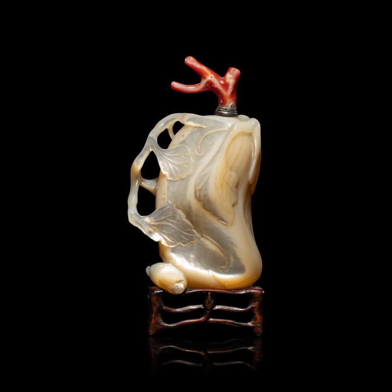 清晚期 貝母雕瓜形鼻烟壺 | A Chinese Mother of Pearl 'Melon' Snuff Bottle, 19th Century