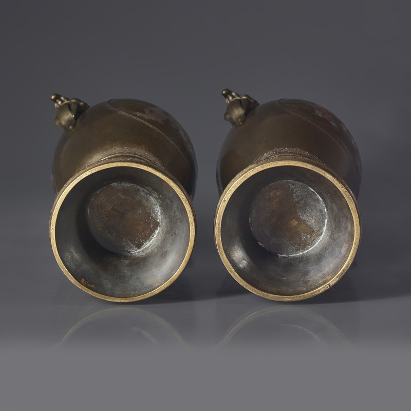 日本明治時期 銅瓶一對 | A Pair of Japanese Kaga Style Mixed Metal-Inlaid Bronze Vases, Meiji Period - 图5