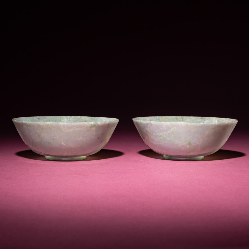 晚清-民國 翡翠刻花過墻碗一對 | A Pair of Chinese Carved Jadeite 'Floral' Bowls, 19th-20th Century - 图2