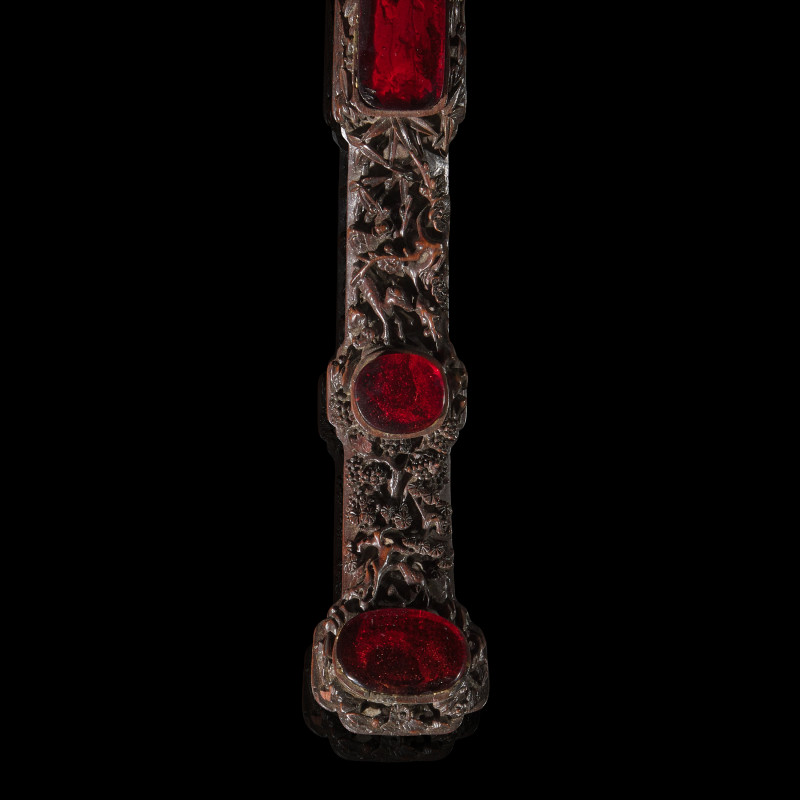 清晚期 紅木雕花三鑲琥珀料如意及相冊三簿 | A Chinese Amber Glass-Inset Carved Wood Ruyi Scepter and Stand, with Three Photo Albums, Late 19th-Early 20th Century - 图5