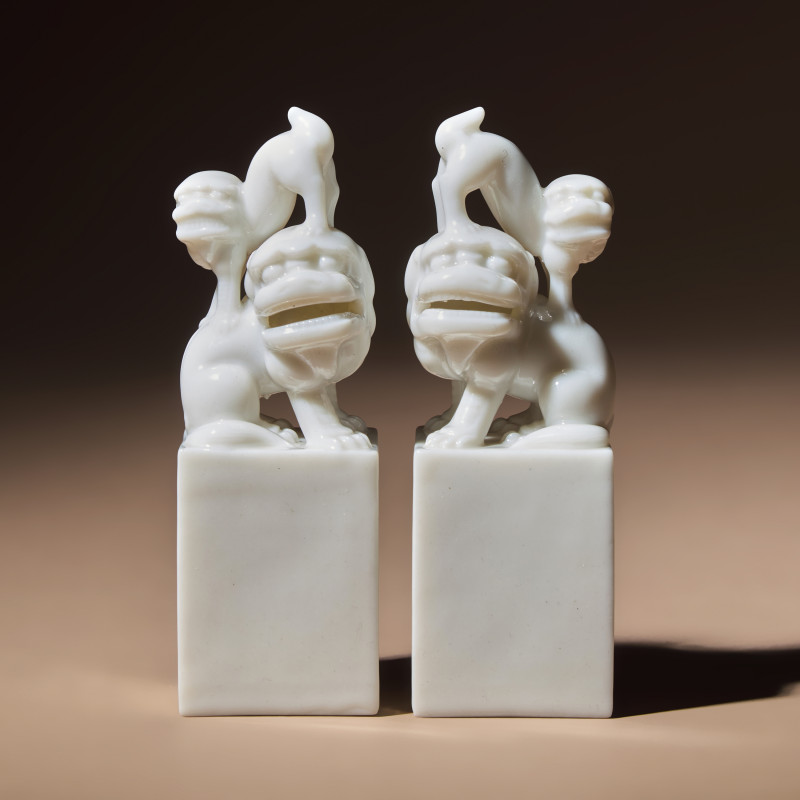 清中期 德化白瓷太獅少獅印章一對 | A Pair of Chinese Blanc-de-Chine Porcelain Fu Lion Seals, 18th/19th Century - 图1