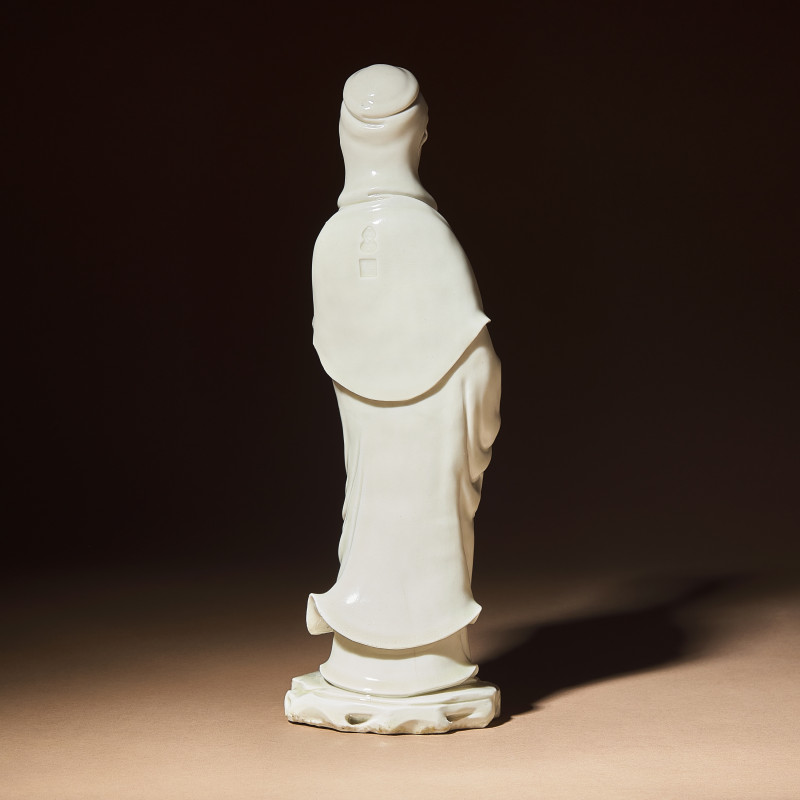 清 何朝宗款德化白瓷觀音立像 | A Chinese Blanc-de-Chine Porcelain Standing Figure of Guanyin with 'He Chaozong' Mark, Qing Dynasty - 图3