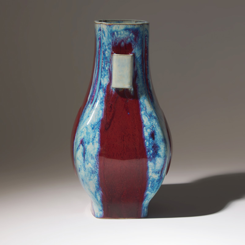 清乾隆 窯變釉杏圓貫耳方瓶 | A Chinese Flambe-Glazed Vase Fanghu, Qianlong Mark and of the Period - 图2
