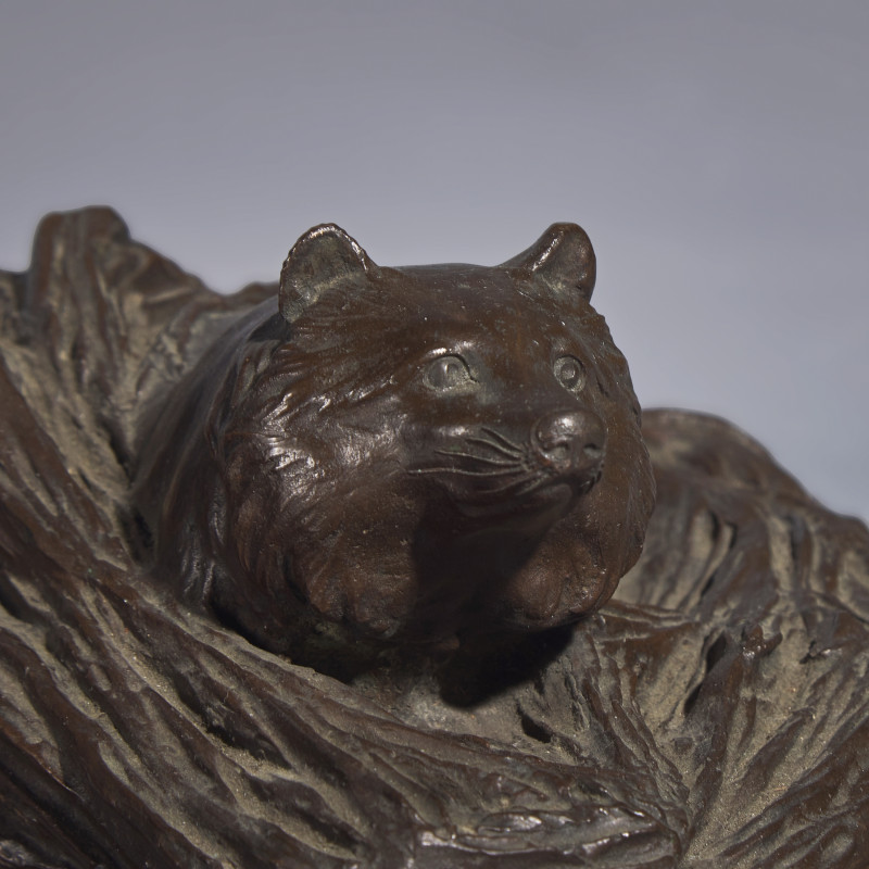 日本明治/大正時代 “丸喜製銅”銅狸貓置物 | A Japanese Patinated Bronze Figure of a Tanuki in Grasses, Meiji/Taisho Period, The Maruki Co., Tokyo - 图4