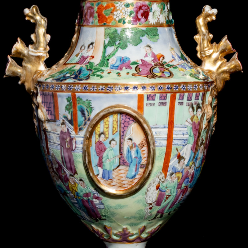 清晚期 外銷廣彩人物故事圖獎杯形賞瓶一對 | A Pair of Chinese Export Canton Famille Rose Porcelain Covered Urns, Early 19th Century - 图2
