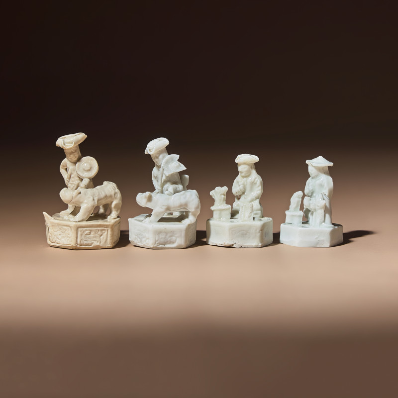 清中期 德化白瓷西人鬥獸哨四件 | Four Miniature Chinese Blanc-de-Chine Porcelain 'European' Whistles, Late 17th-Early 18th Century - 图2
