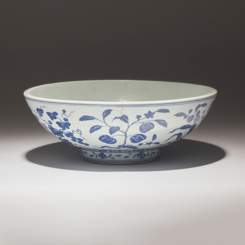 明宣德 青花折枝瑞果紋大骰子盌 | A Rare and Large Chinese Blue and White Porcelain 'Fruit and Flower' Bowl, Xuande Mark and Period - 图3
