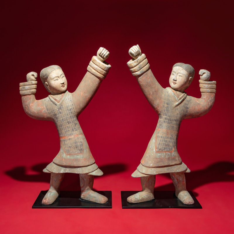 西漢 彩繪射姿立俑一對 | A Large Pair of Chinese Painted Pottery Archers, Western Han Dynasty - 图1